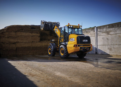 TM280S_grabbing_silage_from_a_clamp