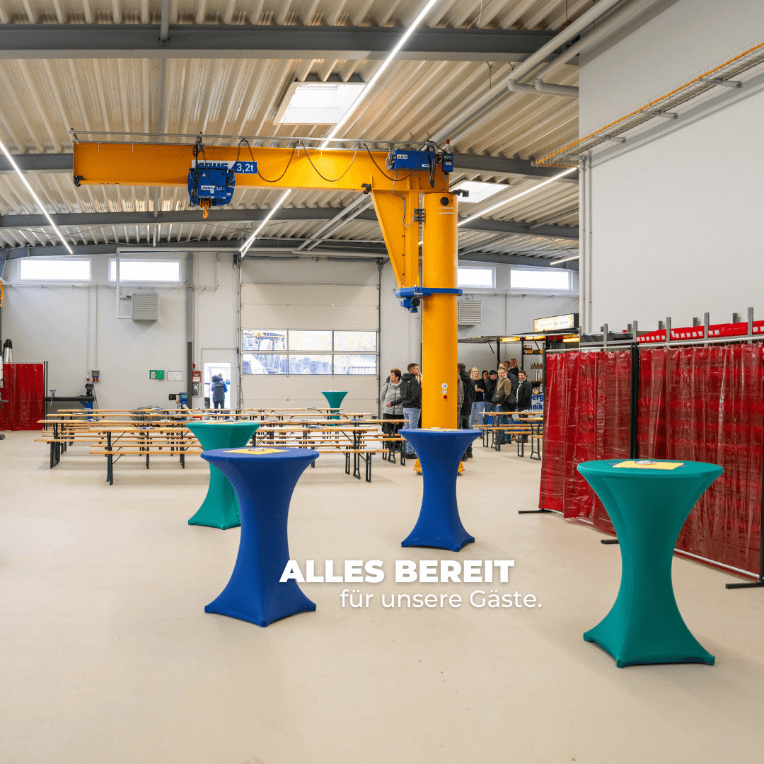 Stehtische stehen in Halle, Text Alles bereit für unsere Gäste